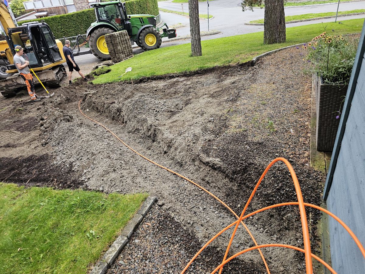 Trekkerør for fiberkabel graves ned i vegtraséen.